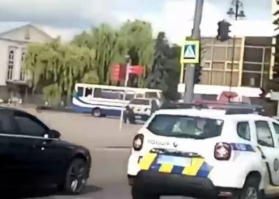 На Украине мужчина захватил автобус с заложниками и угрожает его взорвать