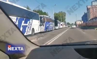 Слабо пересчитать? В Гомеле недалеко от поликлиники, куда сегодня едет Лукашенко, выстроилась колонна автобусов — видеофакт