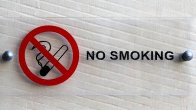 В Госдуме предложили запретить курить в коммуналках, но разрешит в аэропортах