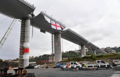 В Генуе большегрузы тестируют новый мост