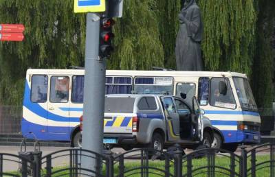 Захват автобуса с заложниками в Луцке, появились фото и требования: "Зеленский и Порошенко должны..."