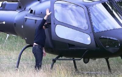 Том Круз прилетел на обед на частном вертолете