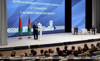 На встрече в Гомеле Лукашенко снова вспомнил «босых и голодных белорусов» в начале 90-ых