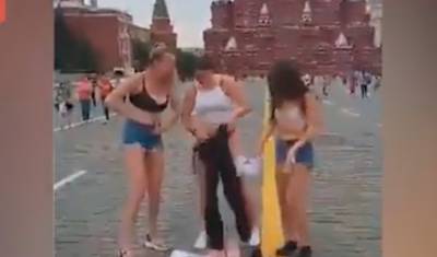 Три девушки обнажились на Красной площади, чтобы позагорать