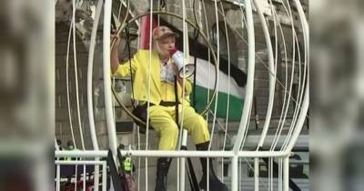 Знаменитый дизайнер заперлась в птичьей клетке, протестуя против экстрадиции Джулиана Ассанжа (видео) (видео)