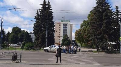 В Луцке вооружённый мужчина захватил автобус с 20 пассажирами