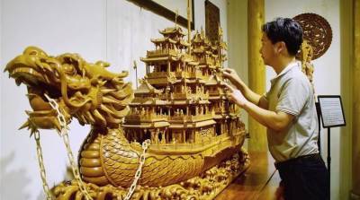 ФОТОФАКТ: Резчик по дереву из Китая создает невероятные лодки-драконы