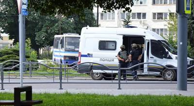 Мужчина, который захватил заложников в Луцке, выбросил из автобуса гранату