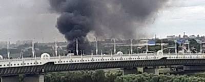 30 омских пожарных тушат горящий частный дом у метромоста