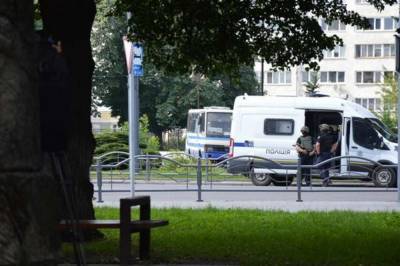 Извинился и сказал писать журналистам: луцкий террорист позвонил сыну заложницы (аудио)