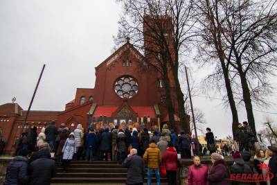 Белорусскую власть призвали передать Красный костел верующим