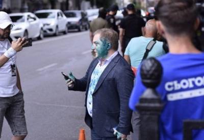 Возле Рады облили зеленкой нардепа за заявления о суверенитете (фото, видео)