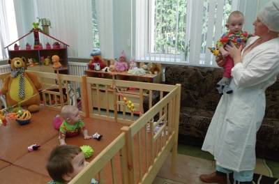 Россиянам с ВИЧ, получающим терапию, разрешили усыновлять детей