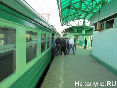На Среднем Урале с электрички сняли двух безбилетников, решивших проехать снаружи поезда
