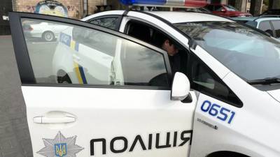 В Киеве полиция возле метро обезвредила подозрительный предмет