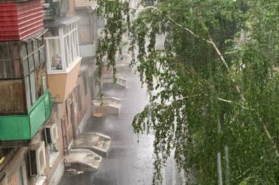 Гроза и штормовой ветер: В Киеве резко ухудшилась погода. Фото и видео
