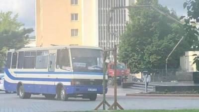 «Прости, что жена и сын со мной» — запись разговора с захватившим автобус на Украине