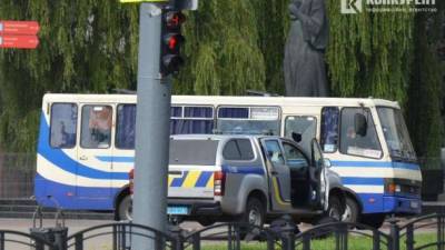 Заложники в Луцке: нападающий стрелял по полиции и швырнул гранату