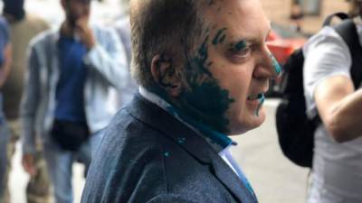 Полиция держит, Волошин бьет: появилось видео стычки ветеранов и облитого зеленкой нардепа