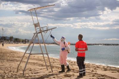 Из-за пандемии коронавируса сократят на 15% число посетителей пляжей в Барселоне