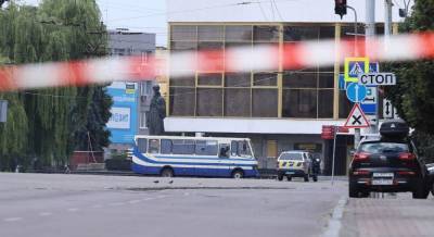 Террорист может стрелять по окнам: в Луцке эвакуировали жителей домов рядом с захваченным автобусом