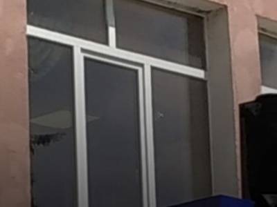 Пробито окно: В здании, где Аваков ведет переговоры с луцким террористом, стреляли