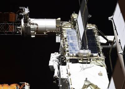 При выходе в космос в скафандре американского астронавта возникла неполадка