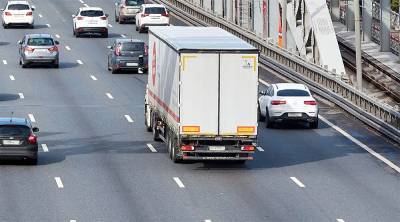 Новые правила проезда грузовиков заработают еще в трех округах Москвы