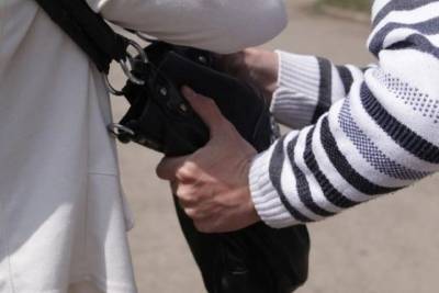 В Тверской области грабители напали на женщину во дворе дома