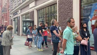 Видео: у офиса "Аэрофлота" в центре Петербурга собралась очередь