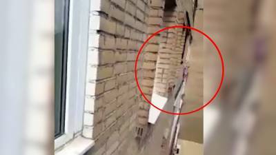 Дворники спасли выпавшего из окна ребенка в Подольске (видео)