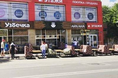 Посетителям российского ресторана предложили сесть прямо на дороге
