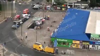 Видео: У станции метро "Минская" в Киеве прогремели два взрыва