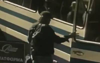 Опубликовано видео, как луцкий террорист зашел в автобус