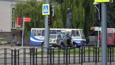 Несколько взрывов прогремели у автобуса с заложниками в Луцке