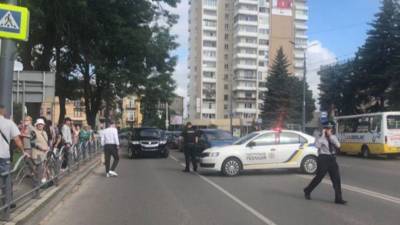 Видео: захватчик автобуса на Украине открыл стрельбу и бросил взрывное устройство