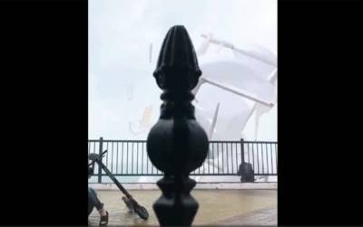 На один из пляжей российского курорта обрушился смерч – видео