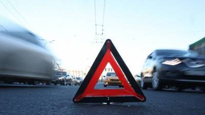 Видео жесткого ДТП с внедорожниками в Петербурге — один перевернулся и вылетел на тротуар