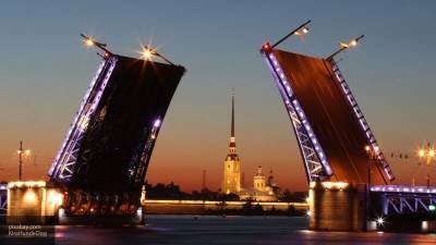 Дворцовый мост в Петербурге разведут под музыку после парада в День ВМФ