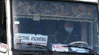 Захвативший автобус в Луцке бросает взрывпакеты и требует видеообращение от Зеленского