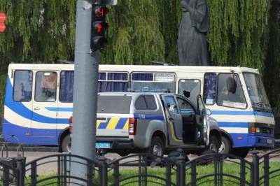 В Луцке полиция попросила эвакуироваться людей, которые проживают в домах рядом с захваченным автобусом