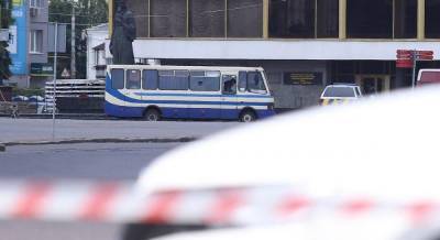 "Луцкий террорист" подпустил к автобусу сотрудника полиции, который передал заложникам воду