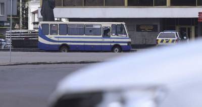 Заложникам в автобусе в Луцке передали воду