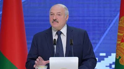 Лукашенко призвал белорусов пройтись босиком по росе и подумать о хорошем