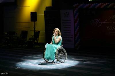 "В инвалидном кресле на подиум". Смолянка участвует в особенном конкурсе красоты