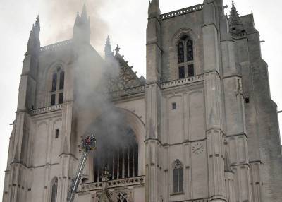 МВД Франции отвергло версию поджога при пожаре в соборе Нанта
