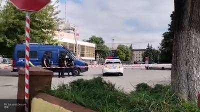 Украинские СМИ: у места захвата заложников в Луцке слышны выстрелы