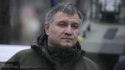 Аваков заявил, что полиции удалось забрать трех заложников из автобуса в Луцке