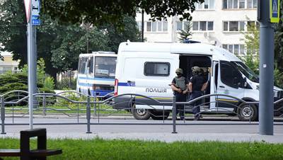 Захватчик автобуса в Луцке отпустил трех заложников после разговора с Зеленским