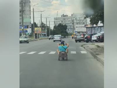 Стул с моторчиком: в Днепре мужчина передвигался на необычном транспортном средстве